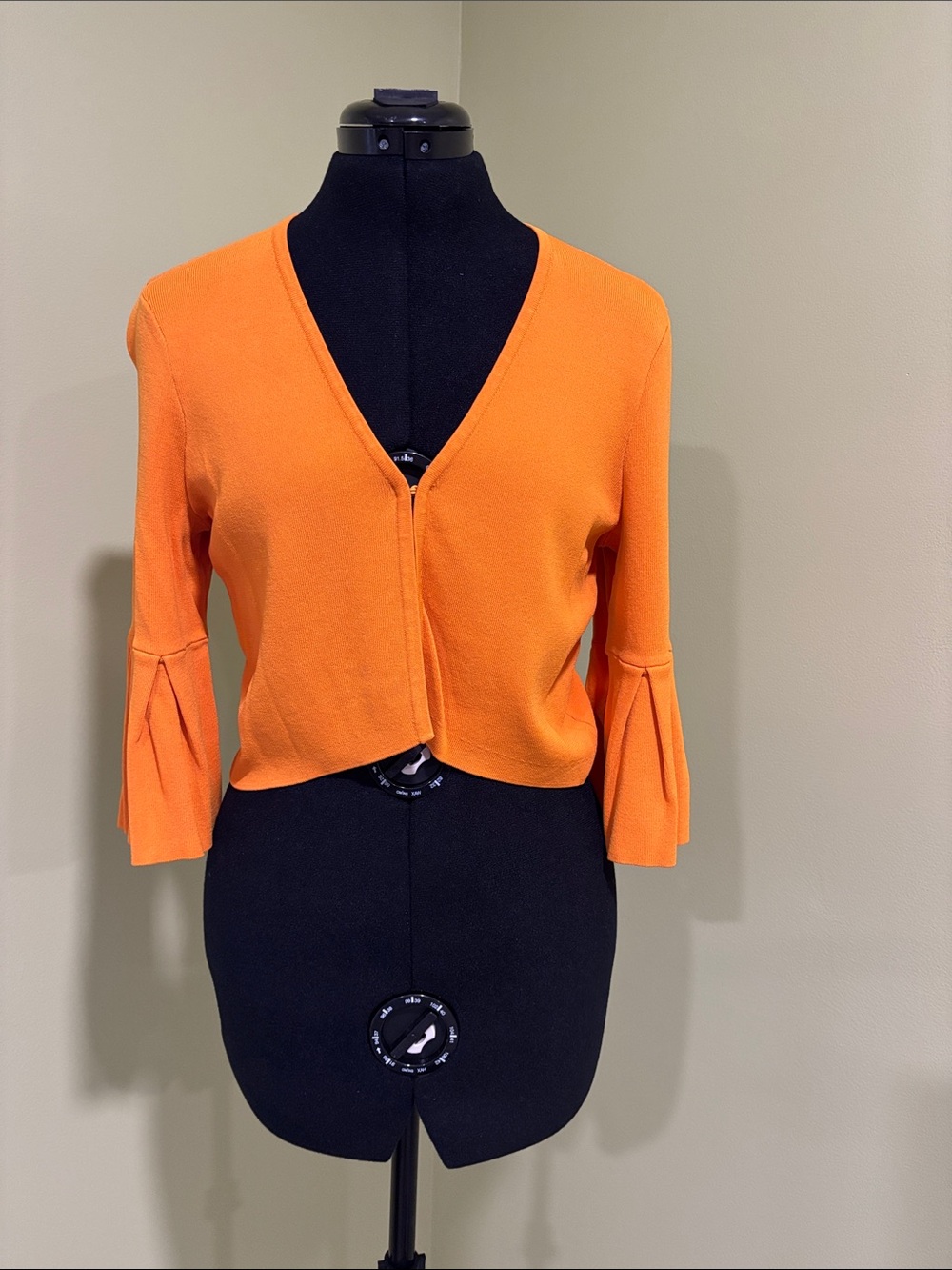 Eva Mendes Orange V-Neck Bell Sleeve Cropped Sweater - Picture 1 of 6